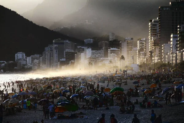 Una Folla Persone Che Gode Maestoso Tramonto Sulla Spiaggia Ipanema — Foto Stock