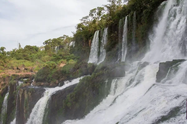 Landskap Scen Iguazu Vattenfall Med Träd Argentina Med Blå Himmel — Stockfoto