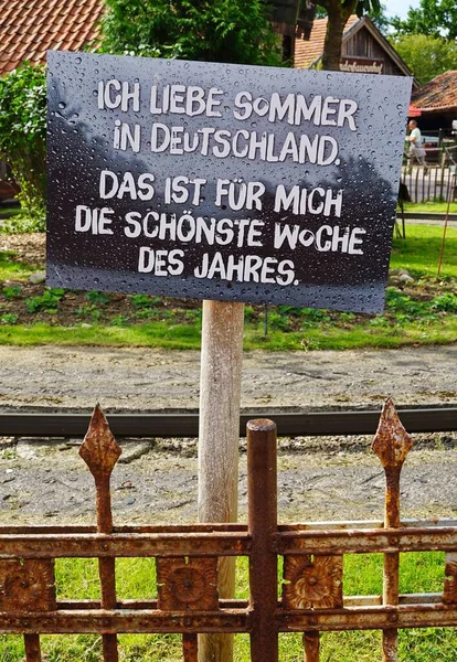 Eine Vertikale Aufnahme Eines Schildes Mit Deutscher Schrift Und Blasen — Stockfoto