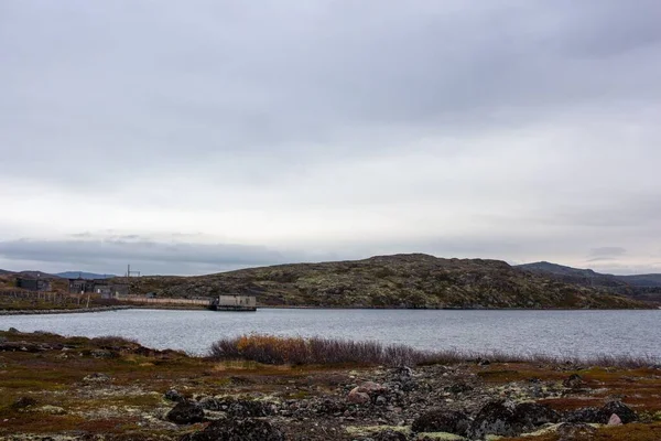 Ett Landskap Stenig Kust Med Trästolpar Vid Kolafloden Grå Molnig — Stockfoto