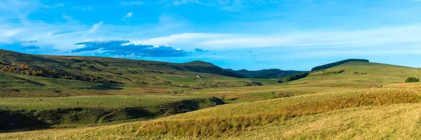 Kırsal Bölgedeki Dağlarda Güzel Bir Yeşil Tarım Arazisi Manzarası — Stok fotoğraf