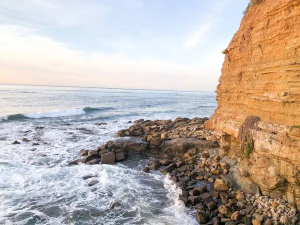 日の出の海と岩の美しい風景 — ストック写真