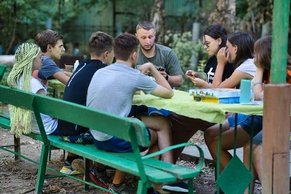 Groupe Jeunes Jouant Jeu Derrière Une Table Dans Camp — Photo