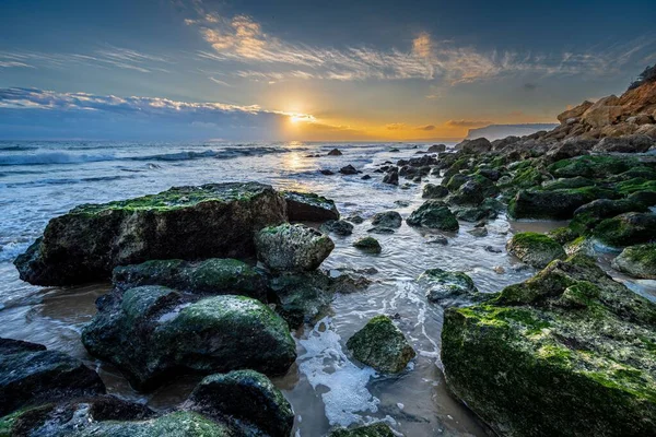 Piękny Widok Mech Pokryte Kamieniami Wybrzeżu Lagos Podczas Wschodu Słońca — Zdjęcie stockowe
