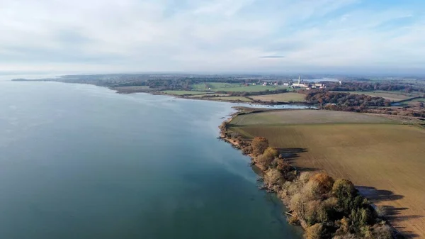 Nehrin Kıyısındaki Yeşil Büyük Tarlaların Insansız Hava Aracı Görüntüsü — Stok fotoğraf