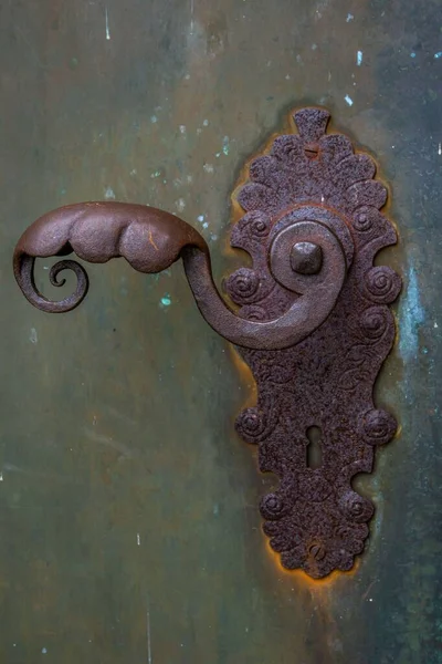 ハンドル付きの古い錆びたヴィンテージドアロックの垂直閉鎖 — ストック写真