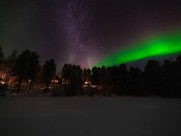 Krásná Krajina Polárních Světel Noční Obloze Nad Lesem — Stock fotografie