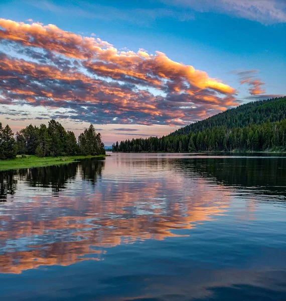 森の中の湖に映る色とりどりの夕焼け空の絶景 — ストック写真