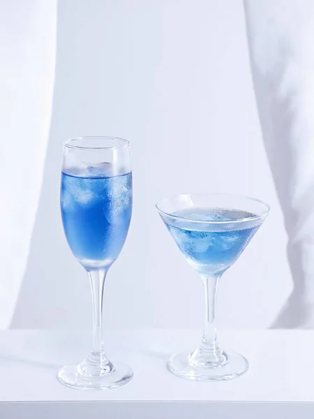 Vertical Shot Blue Cocktail Juice Glasses White Surface White Background — Stock Photo, Image