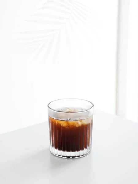 Beyaz Arka Planda Buzlu Buzlu Kahve Bardağı — Stok fotoğraf