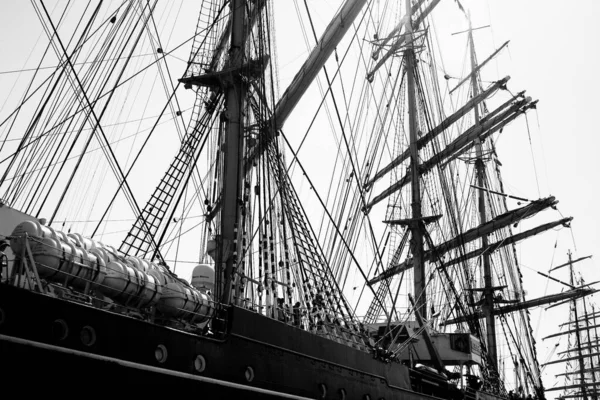Серая Шкала Старого Корабля Против Облачного Неба — стоковое фото