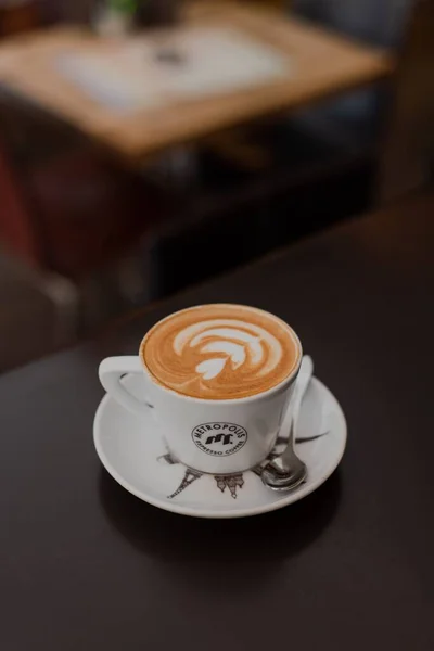 Närbild Läcker Kopp Cappuccino Kaffe Med Sked Bredvid Den Ett — Stockfoto