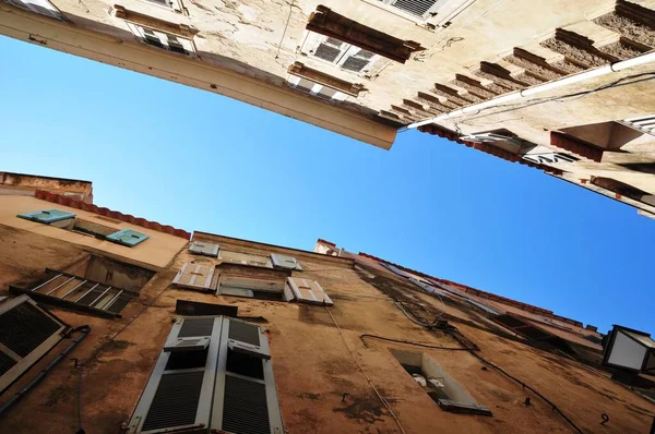 澄んだ青空の下の住宅建築物の低い角度 — ストック写真