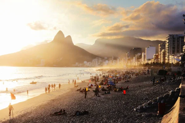브라질 리오데자네이로 의이파네마 해변의 일몰을 즐기고 사람들 — 스톡 사진