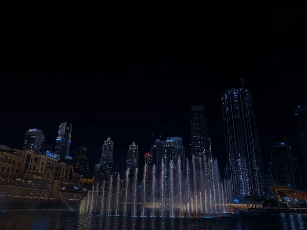 迪拜的一座被建筑物环绕的喷泉 — 图库照片