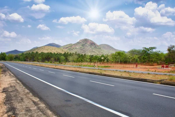 Motorväg Från Tirichi Till Madurai Södra Indien Med Träd Runt — Stockfoto