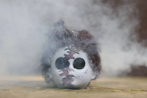 Egy Hátborzongató Baba Feje Gorundon Gombokkal Szemén Füsttel Körülvéve — Stock Fotó