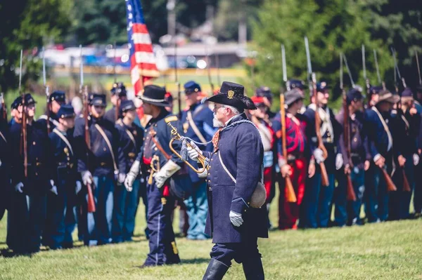 Неглубокий Взгляд Генерала Дающего Указания Солдатам Реконструкции Гражданской Войны Джексоне — стоковое фото