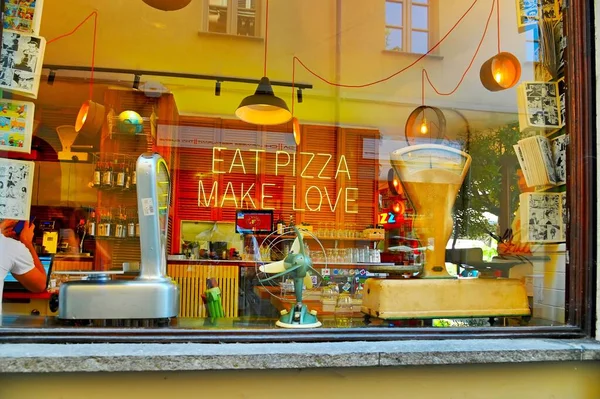 面白いキャッチフレーズネオンサイン ピザを食べる愛を作る 絵のように美しいイタリア料理店 トリノで — ストック写真
