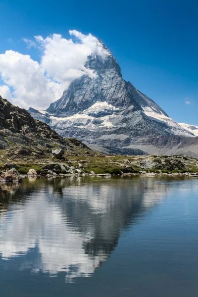 Eine Vertikale Aufnahme Des Matterhorns Eines Berges Der Alpen Der — Stockfoto
