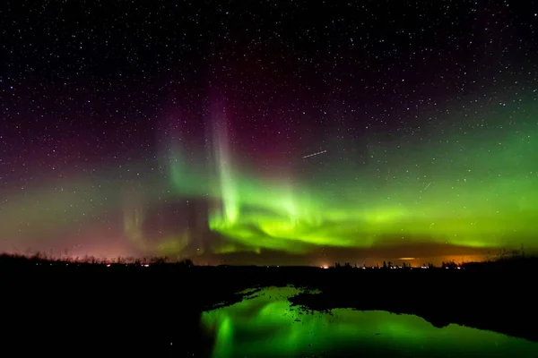 Vacker Bild Polarljus Mot Mörk Stjärnklar Natthimmel Över Sjö — Stockfoto