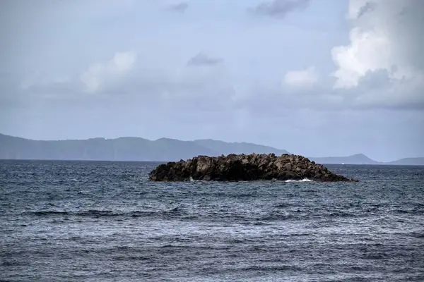 Une Vue Paysage Roche Dans Mer Avec Des Collines Arrière — Photo