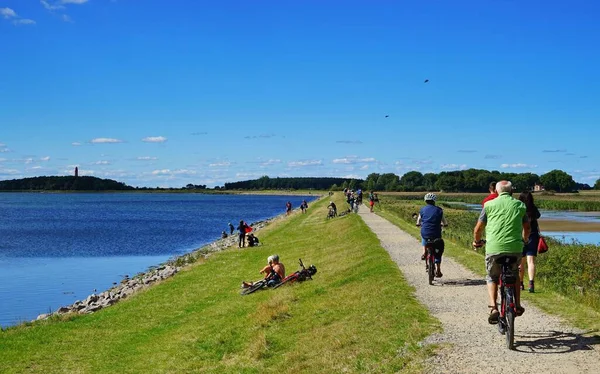 Image Une Route Avec Mer Baltique Gauche Des Cyclistes Fehmarn — Photo