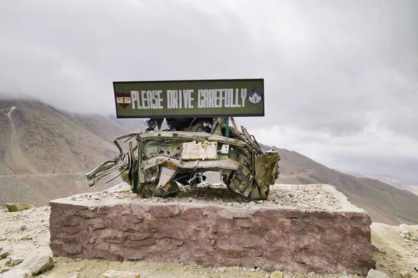 Coche Destrozado Carretera Del Himalaya Con Una Pancarta Metálica Por —  Fotos de Stock