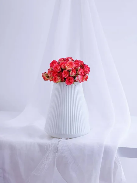 ミニマルな装飾を背景に白い花瓶にピンクのバラの花束の美しい景色 — ストック写真
