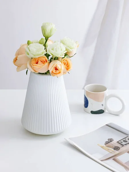 Plan Vertical Bouquet Roses Colorées Dans Vase Sur Une Table — Photo