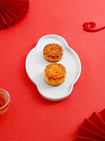 Een Verticaal Shot Van Mooncakes Een Witte Plaat Geïsoleerd Rode — Stockfoto