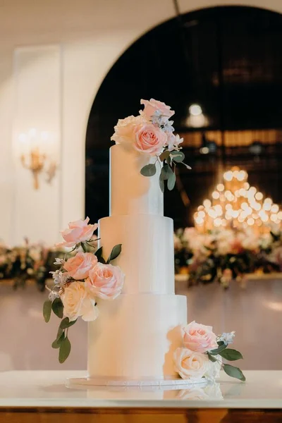 Eine Vertikale Aufnahme Eines Weißen Kuchens Auf Dem Weißen Tisch — Stockfoto