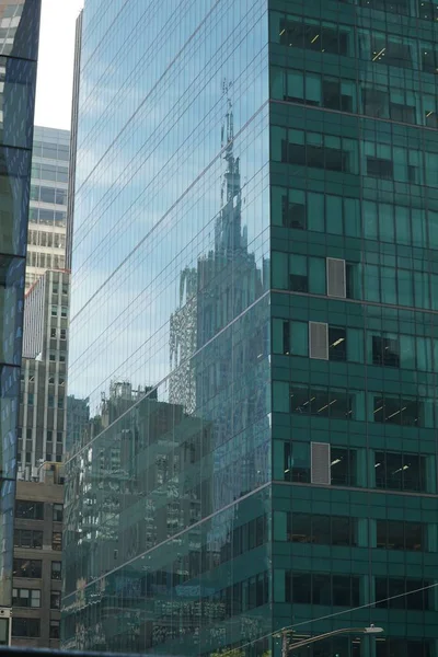 New York Taki Cam Gökdelenlerden Empire State Binası Nın Dikey — Stok fotoğraf