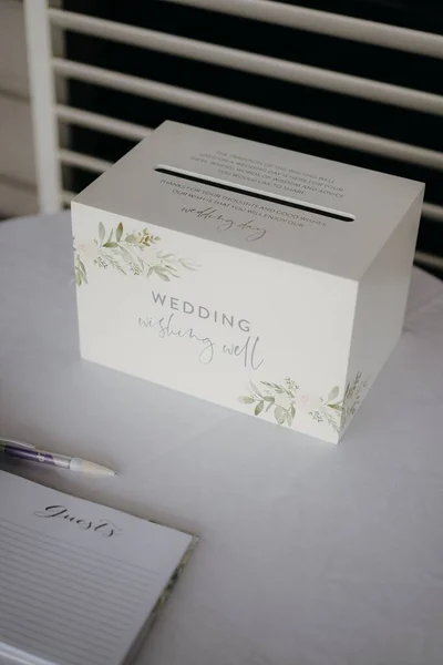 Eine Weiße Holzkiste Für Karten Beim Hochzeitsempfang — Stockfoto