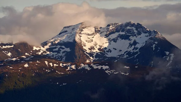 Μια Βουνοκορφή Καλυμμένη Χιόνι Συννεφιασμένο Ουρανό Στο Βάθος Νορβηγία — Φωτογραφία Αρχείου