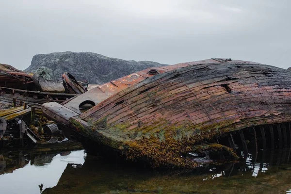 Gamla Träbåtar Gräskusten Vid Kolafloden Gråmulen Himmel Murmansk Ryssland — Stockfoto