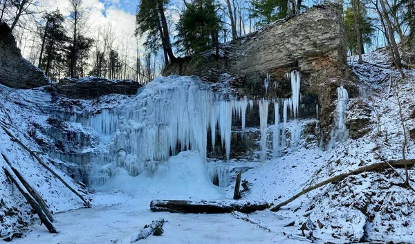 Uma Visão Diurna Uma Neve Congelada Coberta Cachoeira Dia Frio — Fotografia de Stock