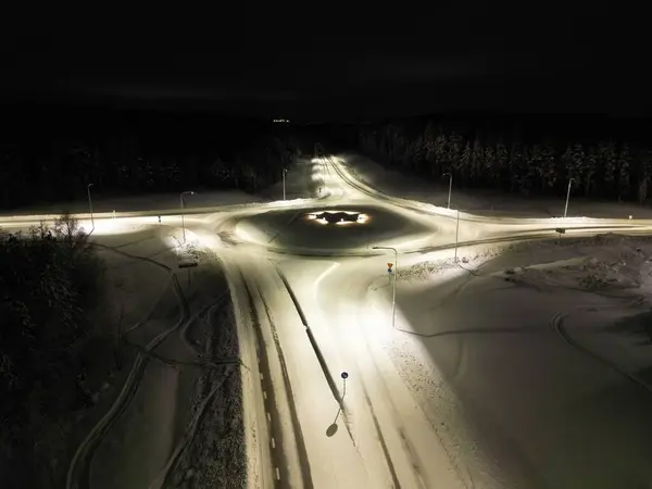 Geceleri Kışın Aydınlatılmış Boş Bir Banliyö Kavşağının Havadan Görünüşü — Stok fotoğraf