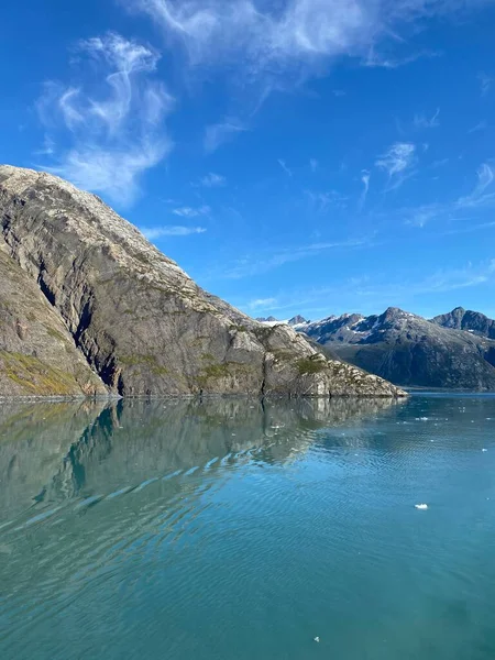 Die Spiegelung Eines Felsigen Hügels Und Blauer Himmel Wassersee — Stockfoto