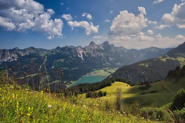 Vista Panorâmica Lago Nas Montanhas Coberto Florestas Verdes Sob Céu — Fotografia de Stock