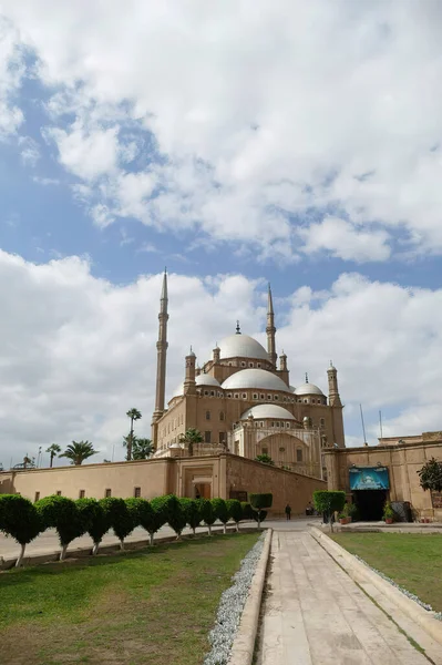Pionowy Meczet Mahometa Ali Kairze Egipt Przeciw Jasnemu Błękitnemu Niebu — Zdjęcie stockowe