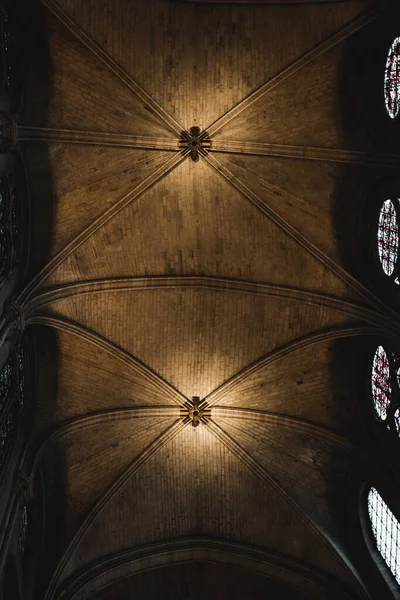 教堂天花板上一道低角度的光 — 图库照片