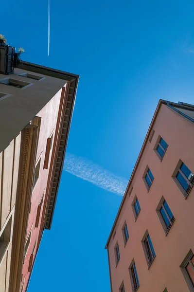 Low Angle Shot Pink Buildings Blue Sky Sunny Day — Stock Photo, Image