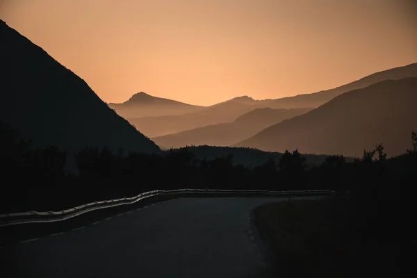Uma Estrada Área Das Montanhas Durante Por Sol Uma Névoa — Fotografia de Stock