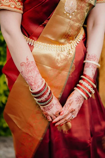 Vertikal Närbild Skott Vacker Kvinna Indisk Klänning Med Henna Och — Stockfoto