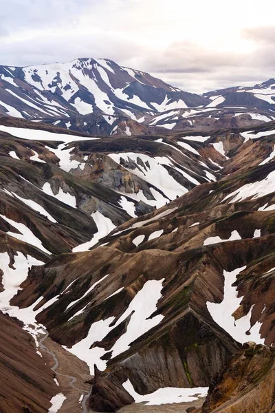 Вертикальный Снимок Ландманналогарских Гор Частично Покрытых Снегом Лаугевегур Исландия — стоковое фото