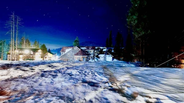 星空の下で雪に囲まれた住宅とインドのカシミール州のGulmargの町の美しい景色 — ストック写真