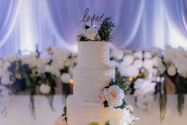 아름다운 층짜리 케이크에 꽃으로 장식된 — 스톡 사진