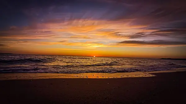 Pôr Sol Sobre Uma Praia Tranquila — Fotografia de Stock