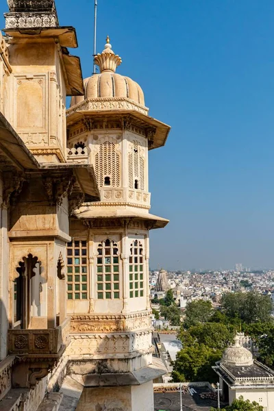 インド ムウェア州ウダイプール市宮殿の外観の垂直ショット — ストック写真
